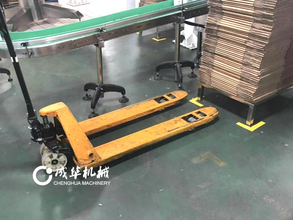 成華手動叉車在廠房設備安裝後廢棄物料整理搬運案例